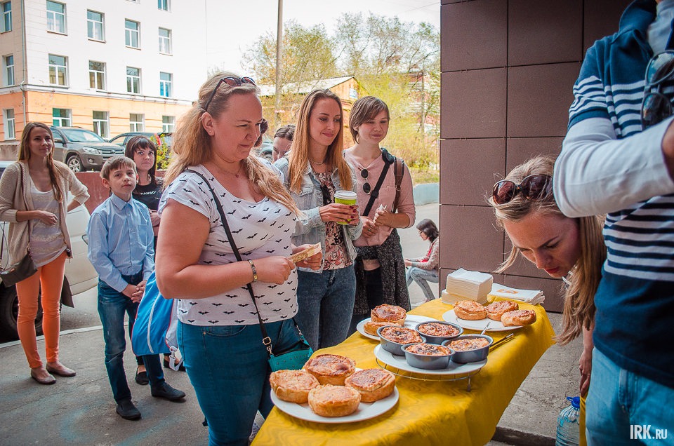 Украшение фестиваля — «Новозеландские пироги». Хозяева некоторое время жили в Новой Зеландии, привезли оттуда рецепт этого блюда. Мы попробовали пироги с мясом. Очень понравилось! Всем остальным, видимо, тоже: за лакомством выстроилась очередь.
