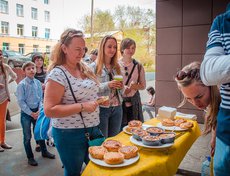 Украшение фестиваля — «Новозеландские пироги». Хозяева некоторое время жили в Новой Зеландии, привезли оттуда рецепт этого блюда. Мы попробовали пироги с мясом. Очень понравилось! Всем остальным, видимо, тоже: за лакомством выстроилась очередь.