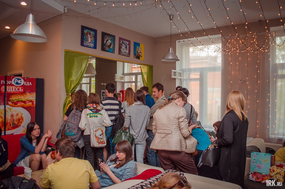 Очередь была огромной. Все было очень вкусно и обошлось всего в 235 рублей (пита, пирог, капкейк). Но на выходе с нас взяли 270 рублей за троих человек за время, проведенное в антикафе. Все-таки организовывать рестораны в антикафе — не лучшая идея.