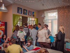 Очередь была огромной. Все было очень вкусно и обошлось всего в 235 рублей (пита, пирог, капкейк). Но на выходе с нас взяли 270 рублей за троих человек за время, проведенное в антикафе. Все-таки организовывать рестораны в антикафе — не лучшая идея.