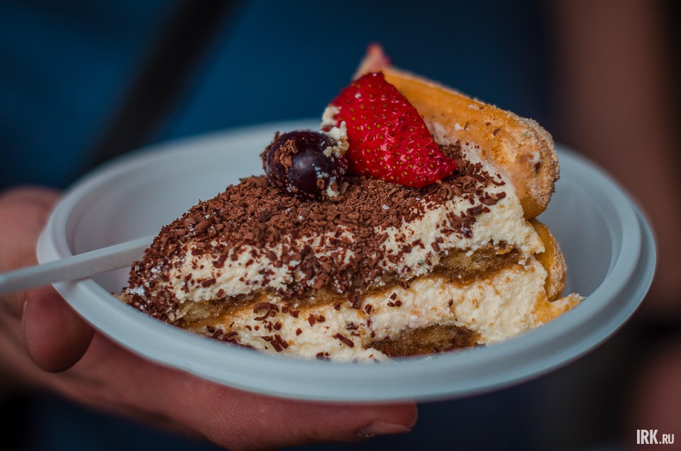 Торт «Тирамису» от ресторана Magic Home Baking («Мэджик хоум бэкин»). Ребята собираются открывать домашнюю кондитерскую. Участие в рестодне можно назвать работой заведения в тестовом режиме.