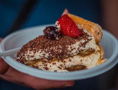 Торт «Тирамису» от ресторана Magic Home Baking («Мэджик хоум бэкин»). Ребята собираются открывать домашнюю кондитерскую. Участие в рестодне можно назвать работой заведения в тестовом режиме.