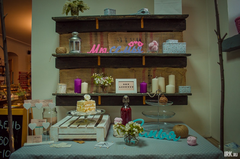 В Bon Appetit («Бон аппети») нас ждал почти пустой прилавок. Увы, все раскупили. Все потому, что данный ресторанчик — завсегдатай фестиваля, многим полюбились чудесные сладости Анастасии Филипповой. К нашему приходу все расхватали.