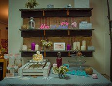 В Bon Appetit («Бон аппети») нас ждал почти пустой прилавок. Увы, все раскупили. Все потому, что данный ресторанчик — завсегдатай фестиваля, многим полюбились чудесные сладости Анастасии Филипповой. К нашему приходу все расхватали.