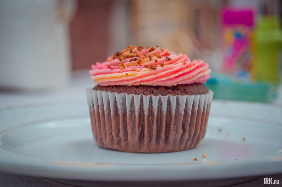 Это наш заказ: шоколадный капкейк с ванильным кремом и миндальной крошкой.