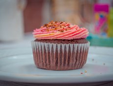 Это наш заказ: шоколадный капкейк с ванильным кремом и миндальной крошкой.