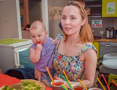 Хозяйка «#Ом-ном-ном» — Мария — мама в декрете. Она решила поучаствовать в Ресторанном дне для разнообразия.