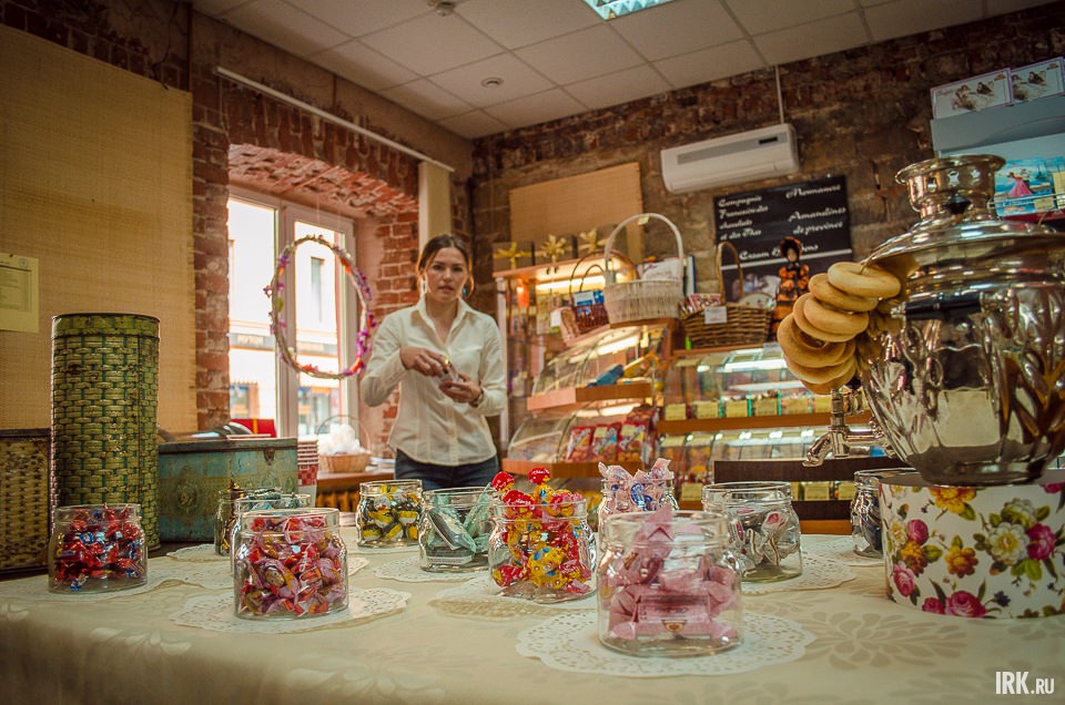 Юлия Кобелева с 12:00 до 15:00 читала гостям лекцию о шоколаде и угощала вкусными конфетами.