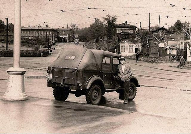 ГАЗ-69 на площади иркутского вокзала