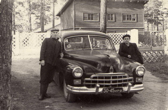 Иркутские водители 50-х на фоне санитарного ГАЗ-12