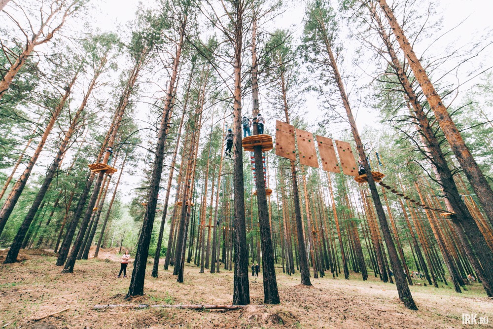 Здесь же для тех, кто не боится высоты, работал канатный парк.