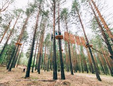 Здесь же для тех, кто не боится высоты, работал канатный парк.