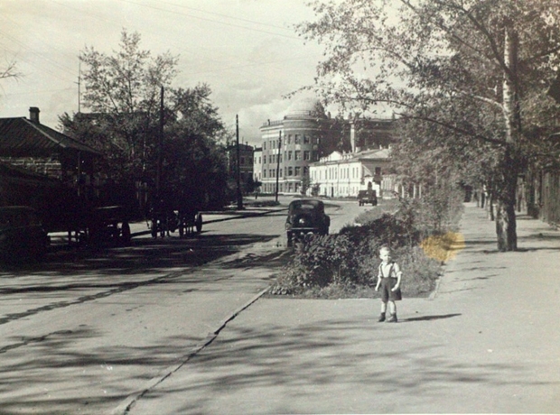Вузовская набережная в 60-х годах сменила название на  бульвар Гагарина (в апреле 1961 года), а затем приняла современный вид. Но на этом снимке на месте прогулочной зоны еще ветхие строения