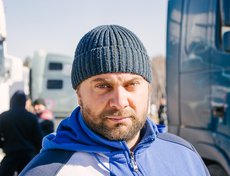 Максим, за рулем 12 лет. Лично на нем «Платон» отражается финансово, так как он частник. «Будем стоять, пока не наведут порядок, — говорит Максим. — Если это не произойдет, то мы просто откажемся перевозить товар».