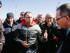 Председатель правления Союза автомобилистов Сибири Алексей Шопенков считает, что с помощью забастовок ни одна проблема не решится. Необходимо встретиться в другой обстановке, чтобы сформулировать все вопросы и разработать план их решения.