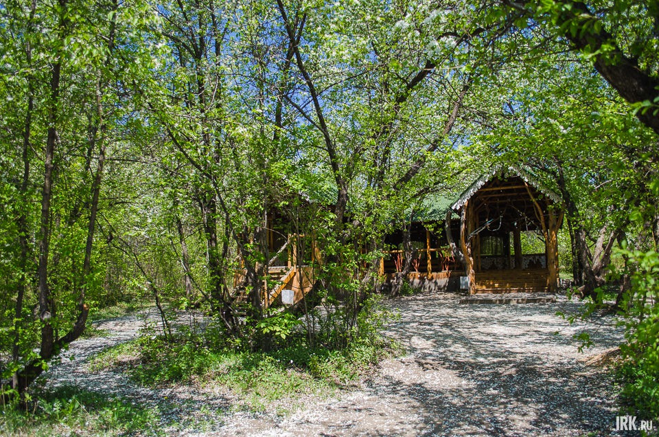 На территории сада есть пикниковая зона для семейного отдыха.