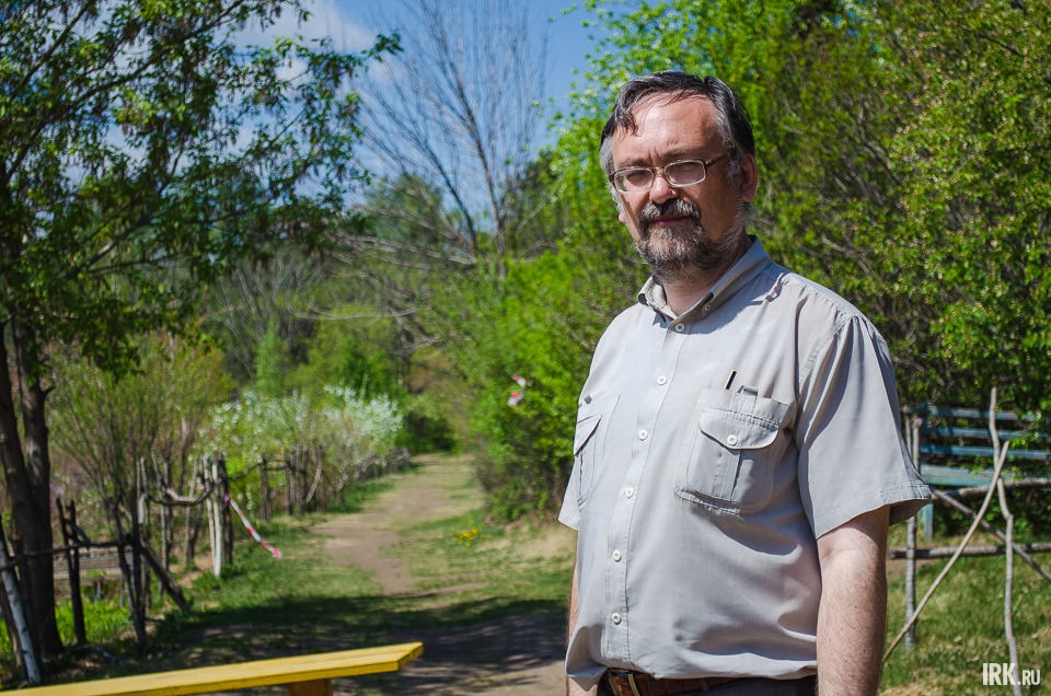 Экскурсии по Ботаническому саду проводит биолог Евгений Леонидович Ермаков. Прогулки по дендрарию — это интересный и познавательный досуг для всей семьи!