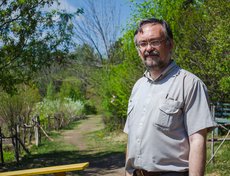 Экскурсии по Ботаническому саду проводит биолог Евгений Леонидович Ермаков. Прогулки по дендрарию — это интересный и познавательный досуг для всей семьи!