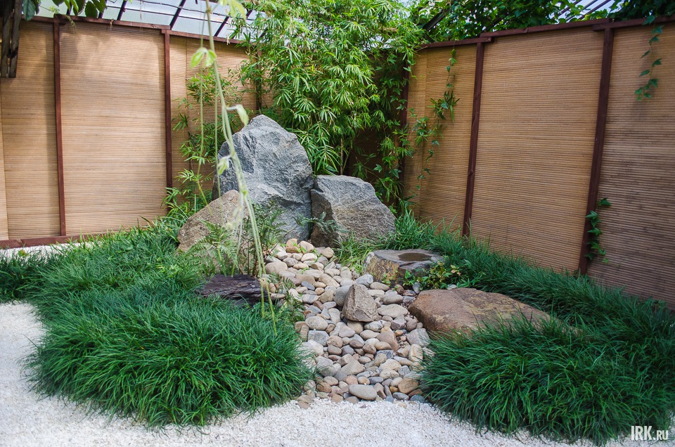 Сад символизирует дружеские отношения между Японией и Сибирью. Правая его часть — это Япония (на фото).