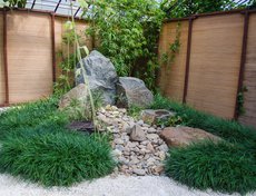 Сад символизирует дружеские отношения между Японией и Сибирью. Правая его часть — это Япония (на фото).