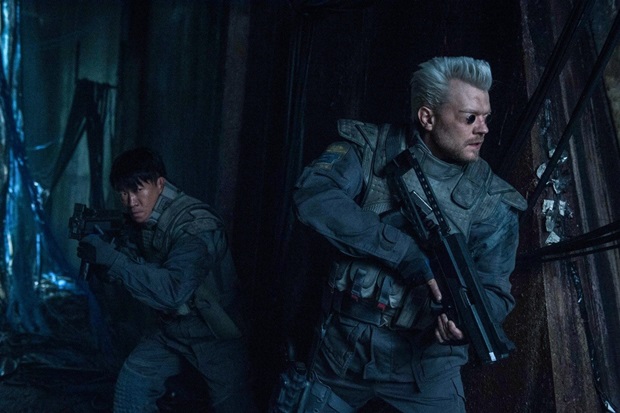 Драки и перестрелки «Призрака в доспехах» выглядят сугубо мультяшными