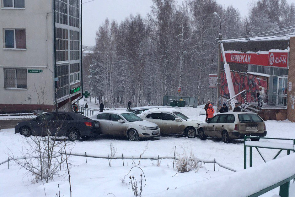 Авария в поселке Зеленый Берег. Фото из группы «ДТП 38RUS»