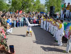 Под зажигательные ритмы студии «Jam-бей» выступили спортсмены Федерации капоэйра в Иркутске.