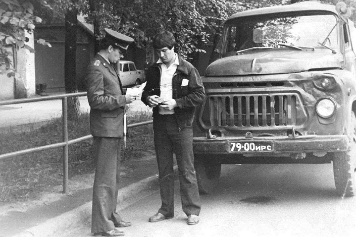 Проверка документов инспектором ГАИ у молодого водителя грузовика ГАЗ-51