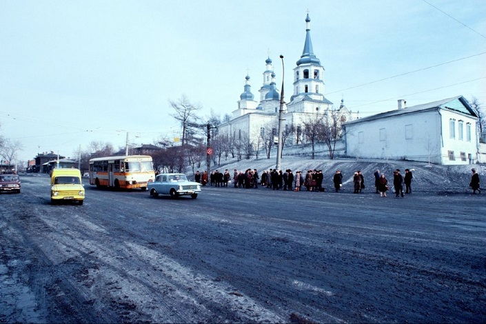 Перекресток улиц Ленина и Тимирязева из-за близости действующей церкви назывался «У попа». Здесь располагался популярный гастроном с вино-водочным отделом