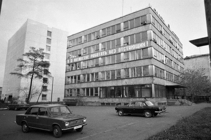 Два символа 70-х: «единичка» и черная «Волга» на парковке на ул. Степана Разина