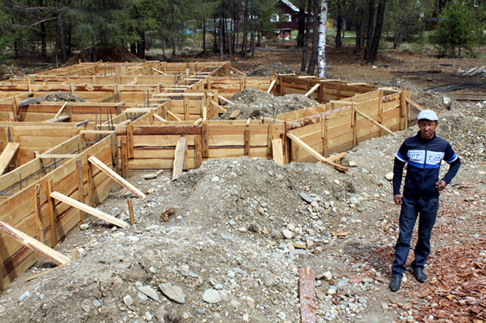 По словам строителя, они не знают, как зовут заказчика