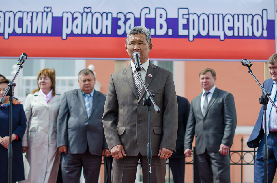 Роман Тумуров, председатель думы Аларского района, призвал жителей округа и соседних районов поддержать Сергея Ерощенко.