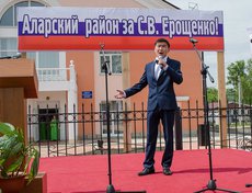 Пока все участники митинга собирались, местные артисты исполняли патриотические песни.