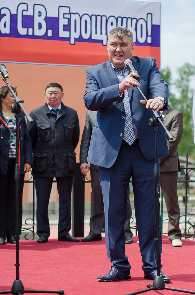 Вадим Семёнов, мэр Черемхово: «Я вас прошу не верить всей этой грязи, которая льётся со страниц некоторых газет в адрес нашего губернатора. Он действительно не простой человек. Простые люди губернаторами не становятся».