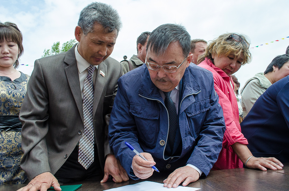 После митинга присутствующие подписали резолюцию, которую подготовили общественные организации и представители районов.