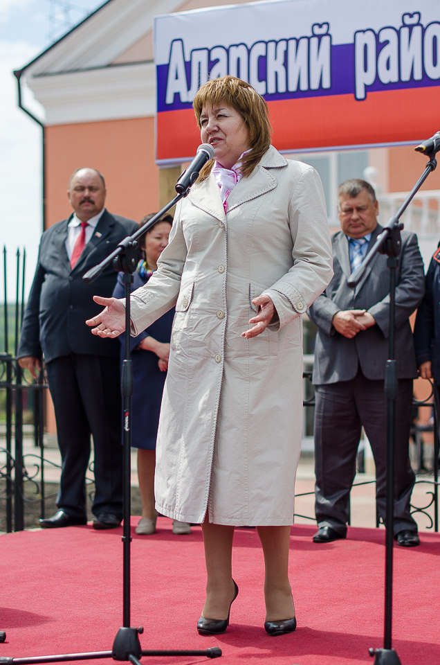 Надежда Жукова, мэр Балаганского района: «Уважаемые земляки! Обращаюсь к вам. Депутаты, исполнительная власть, общественные организации поддерживают деятельность С.В. Ерощенко. Потому что все вместе мы сила, и мы должны быть обязательно консолидированы».