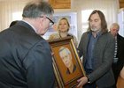 Никас Сафронов передаёт портрет Валентина Распутина. Фото пресс-службы правительства Иркутской области