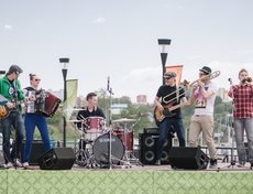 На сцене группа «Рви Меха Оркестр» (Новосибирск)
