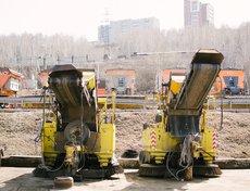 «Скандии», подметают дороги, сбрасывают мусор в КаМАЗы.