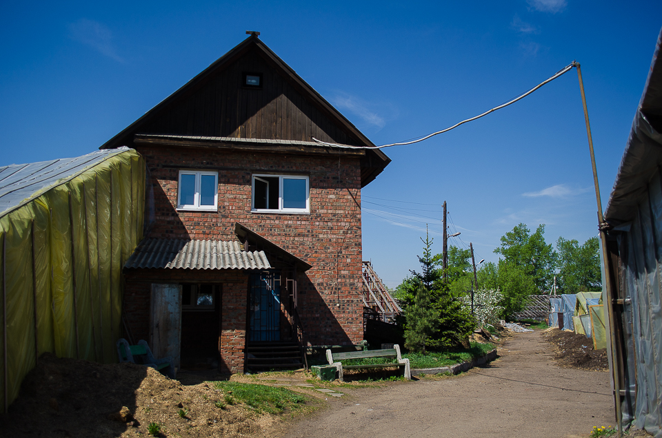 Дом для сотрудников. Здесь можно принять душ и отдохнуть.