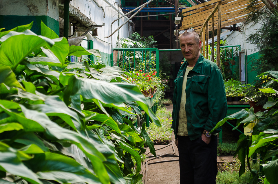 Василий работает сантехником пять лет, однако здесь все на подхвате и могут помочь в любом деле.