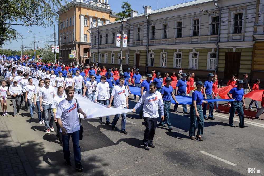 Участники пронесли по улице Ленина до площади перед дворцом спорта «Труд» 50-метровое полотнище с российским триколором.