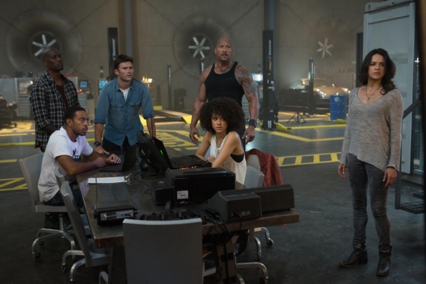 Против Торетто собралась его же команда, или «семья», если говорить в слащавых терминах франшизы. Фото с сайта www.kinopoisk.ru