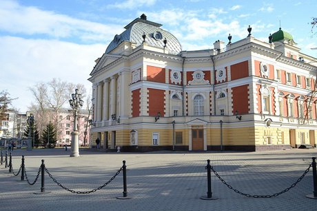 Площадь перед иркутским драмтеатром. Фото ИА «Иркутск онлайн»