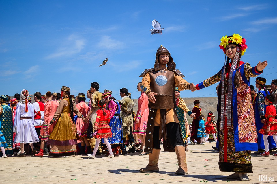 Зрителям представили красивую легенду о богатыре, одержавшим победу над злыми силами и спасшим красавицу-дангину, которая стала его женой.