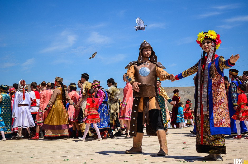 Зрителям представили красивую легенду о богатыре, одержавшим победу над злыми силами и спасшим красавицу-дангину, которая стала его женой.