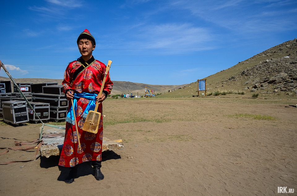 Новинкой культурной программы фестиваля стал конкурс улигершинов, исполнителей одической поэзии. На фото: улигершин готовится к выступлению.