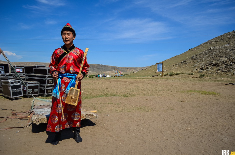Новинкой культурной программы фестиваля стал конкурс улигершинов, исполнителей одической поэзии. На фото: улигершин готовится к выступлению.
