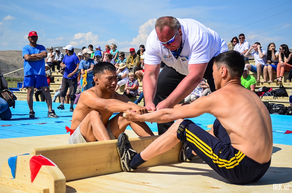 В течение двух дней участники состязались в мас-рестлинге (перетягивание палки).