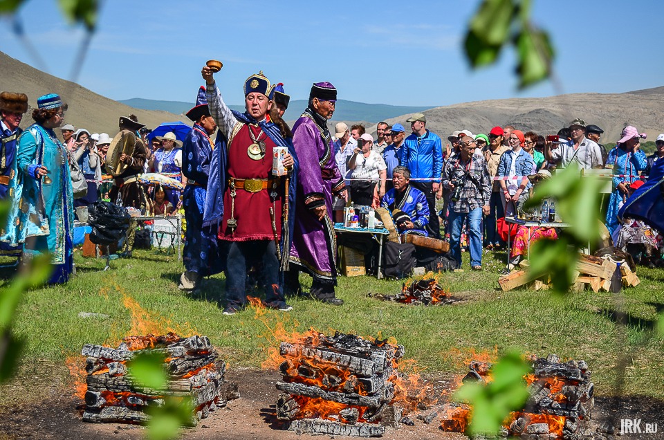 С утра белые (посвящённые) шаманы и старейшины провели обряд Ехэ Тайлаган «Дэлхэй дайдын мургэл» — поклонение духам священной горы Ёрд.